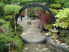 Amazing blog full of really good pictures by a passionate GEORGE and his JAPANESE GARDEN :: this is his moongate