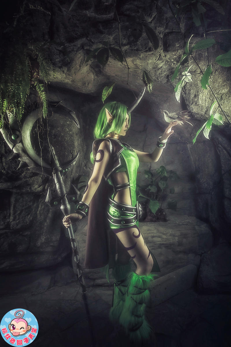 高冷奶妈索拉卡 粉猴出品必属精品 国内人气社团“粉红色猴子天堂”Coser粉猴-伽惠化身艾欧尼亚的众星之子，在林中游弋，与精灵共舞，高贵冷艳的森林女王，Stars，hear me！ CN：粉猴-伽惠 摄影：阿远KARASU 后期：鸢语寂人听 后勤：粉猴-杠杠 @粉猴-叶枫