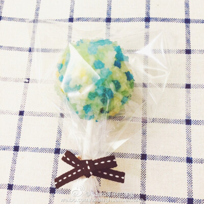 炼乳棒棒糖 参考棒棒糖蛋糕做法改良的～好玩而且很简单分享一下： 1、奶粉加炼乳混合搅拌，然后捏成最后一张图那样的胚。2、把巧克力掰碎放在碗里，再把碗放到热水里加热让巧克力融化。（我用的白巧克力）3、把棒棒…