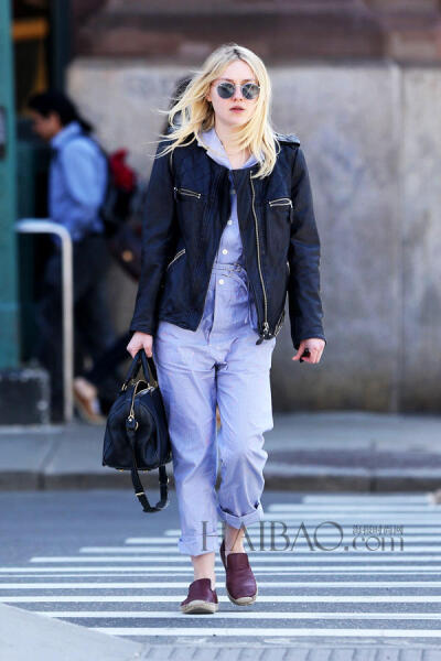 达科塔·范宁(Dakota Fanning) 穿连身裤、皮夹克在纽约外出。