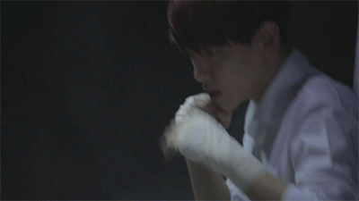 Lotte CRUNKY CF making---#边伯贤# #伯贤到来恭喜发财# 原本以為會挑長身line，沒想到是挑比格邊伯賢，打拳擊的樣子真是太帥氣囉～
