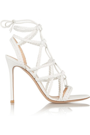 Gianvito Rossi 皮革凉鞋为早晚全天候造型注入经典高雅的元素。鞋子于意大利手工制作而成，柔软的白色编织系带构成优雅的笼状。不妨搭配飘逸的连衣裙或半身裙。
