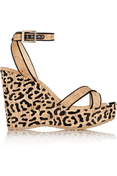 Jimmy Choo 这款 “Papyrus” 防水台坡跟凉鞋定能为你的春夏鞋履收藏增添别致的豹纹元素。它选用软木制成，并配有光滑的皮革衬里，看似厚重，实则穿感极为轻盈。建议用它搭配从太阳裙到短裤等各种单品。