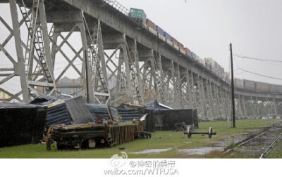 路易斯安那州狂风，直接把运货的火车从轨道上给吹下来了……吓尿……