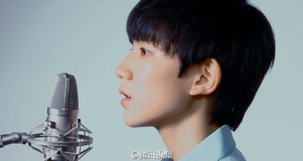 Surprise！钢琴小王子回来了！@TFBOYS-王源 弹唱《#他和她#》@腾讯视频 独家首发！L独家首发！王源钢琴走心弹唱《他和她》 忧郁小王子 “他，看着她作画，背影美丽的长发，他牵起她，童话里那个她。”深情不失帅气，再现暖心薄荷音。这是一份特殊的情谊，充满甜蜜，却带着些许委屈，你还记得，回忆里的那个他吗？