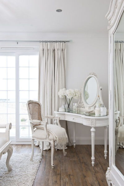 Dressing table for the spare room