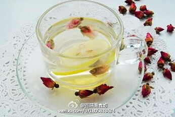 【玫瑰柠檬饮】玫瑰花用水冲一下，沥干水分，柠檬切片。把洗净的玫瑰花放茶壶内，倒入1000毫升开水，焖三分钟，再放柠檬片焖两分钟。饮用时调入蜂蜜搅匀即可。