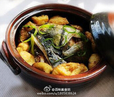 【豉香鱼头豆腐煲】鱼头洗净从中间剖成2半，用盐，料酒腌制15分钟；姜蒜切片，葱切成寸断；热锅冷油入姜蒜爆香，加入豆豉和葱白炒香；放入鱼头将2面煎至微黄；烹入料酒，加入盐，糖，胡椒粉，放入豆腐泡，加入适量的…