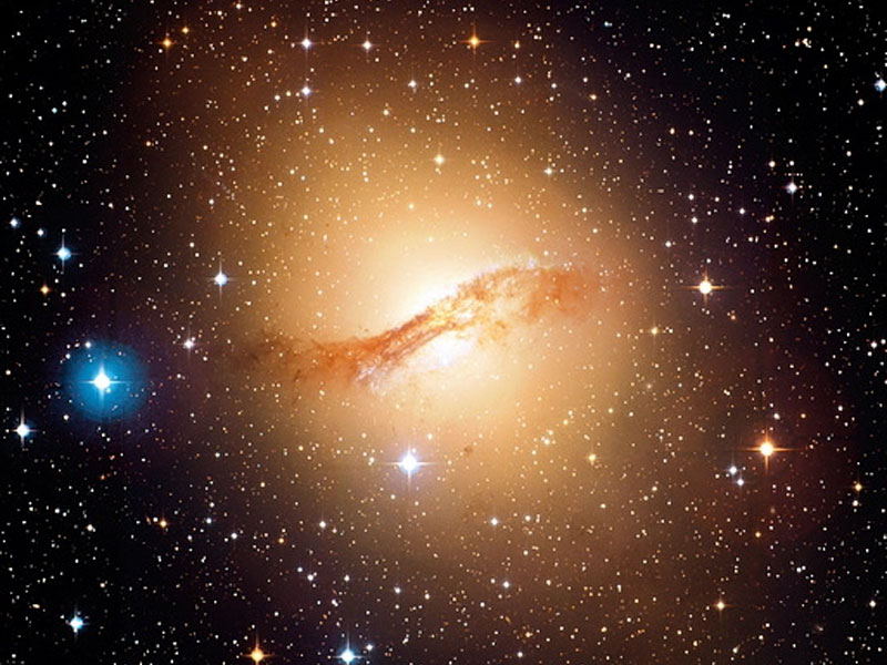 显著的尘埃带横贯过星系半人马座A (Centaurus A; Cen A)，在可见光波段它们几乎完全遮掩住星系的核心。人马座A离我们只有1300万光年远，它是离我们最近的活跃星系。影像中的人马座A，大小有六万光年，可以用双筒望远镜在南天的半人马座内找到它。