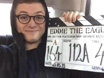 蛋蛋Taron Egerton和休叔休·杰克曼合演的新片《Eddie The Eagle》今天杀青，蛋仔在推上发图庆祝~他在里面饰演英国著名滑雪选手埃迪，虽然重度远视体重超标，但非常执着，每次都垫底还坚持参加比赛，不过他表现越差观…