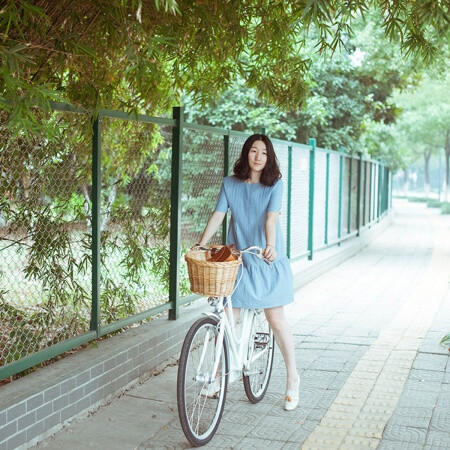 在蝉鸣中，遇见单车和阳光，绿意和清新，融入到每一件衣衫裙摆里，夏天，没有连衣裙就不完整。aokuakua 独立自制连衣裙 让你更美的遇见夏天 。