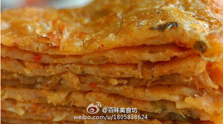 【泡菜煎饼】将泡菜切碎，面粉倒入一个容器内；倒入凉水搅拌均匀，将面糊调成比汤稠一些，像蕃茄酱程度即可；将切碎的泡菜放入面糊，并倒入一些泡菜汁，放些鸡精调匀；不粘锅内放少量食用油，倒入调好的泡菜面糊，摊成面饼状，用中小火将两面煎熟，出锅稍凉后切块即可食用。