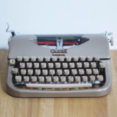 1950S的英国产OLIVER COURIER英文打字机，巧克力色金属机身，巧克力色打字键，品相完整，打字正常，单机。机身有一处轻微划痕，无磕碰。机身总重5公斤。［因旧物每款只有一件，采用顺丰发货］