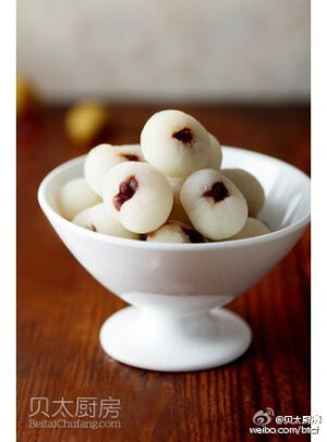 【豆沙冻荔枝】刚上市的荔枝，简单DIY一下更加好吃哦！【1荔枝洗净后剥壳，小心地取出里面的核（去核时剥开底部相连的部分，不要将果肉剥碎）。 2把红豆沙用裱花袋挤到“容器”中，再把灌好豆沙的荔枝逐个平放在冰箱的冷冻层，完全冷冻后取出，就可以冰爽享用啦！】