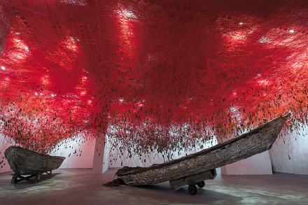 日本艺术家Chiharu Shiota的作品“手中的钥匙”，亮相于威尼斯双年展日本馆。红色的线充满了整个房间的天花板和墙壁，线上串着全球收集来的5000多把钥匙。“对于保护我们身边重要的人和事来说，钥匙是非常重要而又让人熟知的。它们激发了我们要去打开门探索另一个未知世界的灵感。”Shiota说。