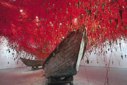 日本艺术家Chiharu Shiota的作品“手中的钥匙”，亮相于威尼斯双年展日本馆。红色的线充满了整个房间的天花板和墙壁，线上串着全球收集来的5000多把钥匙。“对于保护我们身边重要的人和事来说，钥匙是非常重要而又让人熟知的。它们激发了我们要去打开门探索另一个未知世界的灵感。”Shiota说。