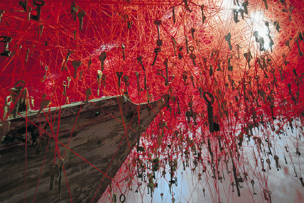 日本艺术家Chiharu Shiota的作品“手中的钥匙”，亮相于威尼斯双年展日本馆。红色的线充满了整个房间的天花板和墙壁，线上串着全球收集来的5000多把钥匙。“对于保护我们身边重要的人和事来说，钥匙是非常重要而又让人熟知的。它们激发了我们要去打开门探索另一个未知世界的灵感。”Shiota说。