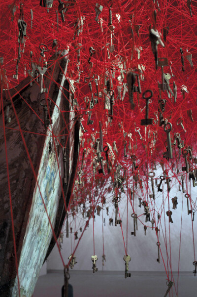 日本艺术家Chiharu Shiota的作品“手中的钥匙”，亮相于威尼斯双年展日本馆。红色的线充满了整个房间的天花板和墙壁，线上串着全球收集来的5000多把钥匙。“对于保护我们身边重要的人和事来说，钥匙是非常重要而又让…