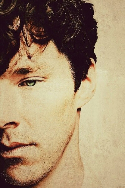 #Benedict Cumberbatch#中文名:#本尼迪克特·康伯巴奇# Benedict Cumberbatch was borh and grew up in London.His parents are both actors.He had an art scholarship and painted many great paintings.After he f…