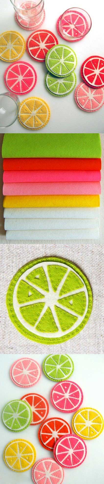 手工DIY需要的材料：彩色的不织布(柠檬黄最好)、剪刀、针线 首先您需要剪出2片圆形的大点的彩色不织布，以略大于杯子的大小为适宜。然后沿着外轮廓缝合，形成最底层的杯垫，然后再在其上部缝合稍小一圈的白色不织布，然后是将再小一圈的彩色不织布剪成若干小块之后缝合在最上部，打造出柠檬切片的逼真效果，注意为了更逼真还可以开一些小的三角形小孔~~更逼真噢 手工DIY