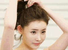 #hairstyle# 教你扎出减龄感的蓬松丸子头。