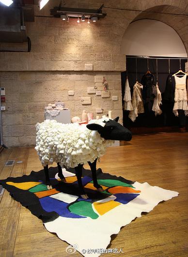 这是国外的一家羊毛毡店，里面有所有关于羊毛毡主题的作品。