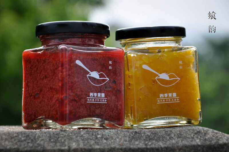 品名：四季果酱 产地：瑞安 规格：200g 包装：玻璃瓶包装，可直接作手礼 储存：手工果酱不含防腐剂，色素香精等，收到后请立即放入冰箱冷藏。 配料：应季水果，新鲜柠檬汁，冰糖 备注：果酱未开封可冷藏一个半月，开封后请尽量于一个月内食用完毕。 *当季水果酱为菠萝酱与猕猴桃酱。 新增川贝枇杷膏，由野生枇杷加入了川贝熬制，有止咳平喘的效果。 【购前需知】 *果酱是素利用空闲时间自制，下单后三天内熬制，熬制后第二天发货。 建议与店内食材分开拍，若一起拍则默认为果酱的发货时间。 *纯手工自制食材能保证纯天然干净，但素并非专业，口味全凭个人经验，无自信能调和众口， 若不小心不合您胃口，请轻拍并轻言告知