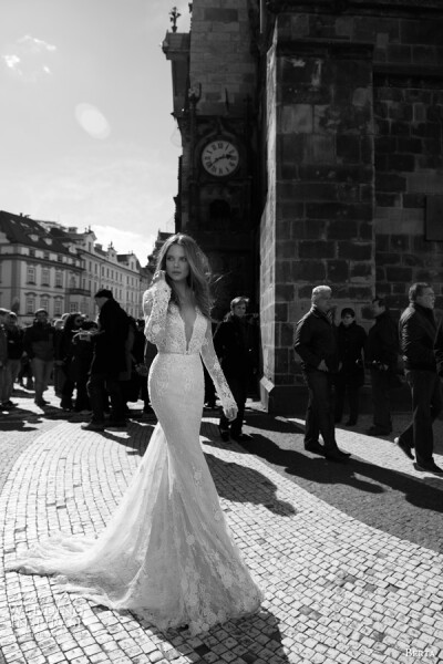 berta bridal fall 2015 lace wedding dress illusion long sleeve deep v neckline婚纱 礼服 裙子 时尚 摄影