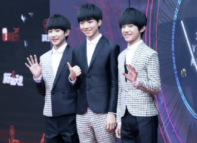 #TFBOYS# 春风面，神州踏遍，醉饮一壶西江月，笑焙一炉三涧雪，不枉乐比肩。早安。