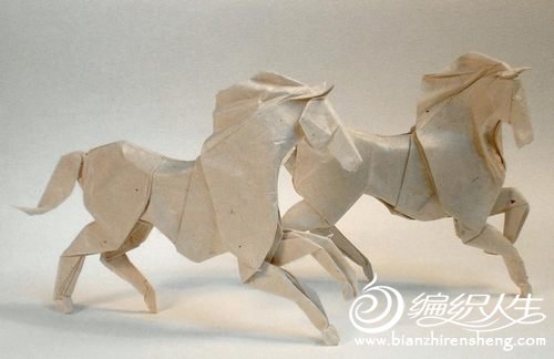 折纸大全之奔跑的骏马图解教程这次我要给大家介绍一种比较惟妙惟肖的马的折纸方法。有很多大师折的马都很精彩。例如神谷哲史，再如小松英夫，J. Aníbal Voyer，不过我最喜欢的还是roman diaz折的马，我自己DIY的时候，差不多经过了一周的时间，我才记住了整个折马的过程，能够脱离教程自己折出来。 大家有空可以自己DIY折一匹马出来，可以美化居室，也可以放在办公桌上，也可以送朋友，送同事，总之,是很炫的一件事情。因为这样的一匹马不是每个人都能折得出来的！绝对是艺术！ 这就是roman diaz折的马，很赞吧！
