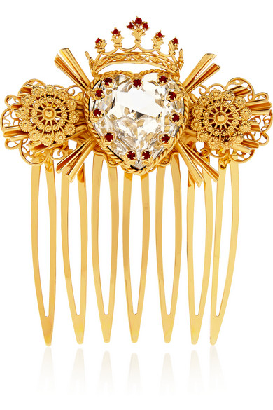 Dolce &amp;amp; Gabbana 这款高贵华丽的金色黄铜发夹可作为你秀发挽起时的优雅点缀。它的中央嵌有爱心形状的璀璨施华洛世奇水晶，并缀有精美的金银丝涡旋造型和镶有暗紫红色水晶的王冠。这件饰品于意大利精制而成，拥有颇具分量的奢华感。不妨将它固定在低发髻，获得最佳佩戴效果。