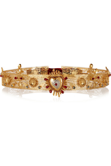 Dolce &amp;amp; Gabbana 这款镀金黄铜腰带的灵感来源是深受西班牙文化影响的西西里风情，上面饰有品牌春季主题图案“神圣的心”（Sacred Heart）。它质量轻薄，但佩戴稳固，配有精致的树叶雕刻贴花和施华洛世奇水晶装饰。可将酒红色天鹅绒系带系成蝴蝶结，将其优雅地环绕于腰间。