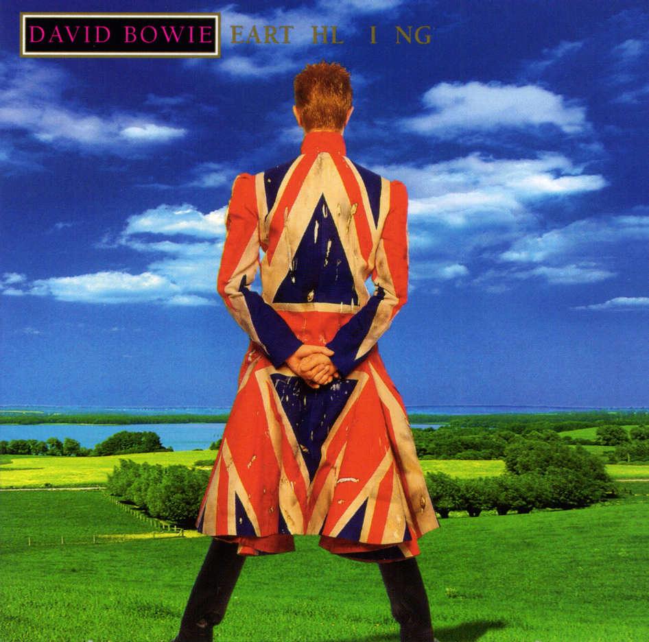 “华丽摇滚教父”David Bowie曾被《NME》杂志评选为20世纪最具影响力的艺人。他创造的经典形象怪异华丽、雌雄莫辩，被称为华丽摇滚乐界的“极品妖男”。在他著名专辑《Earthling》封面中，他身穿Alexander McQueen设计的米字旗外套背对众人，表现英伦摇滚先锋艺术气息。