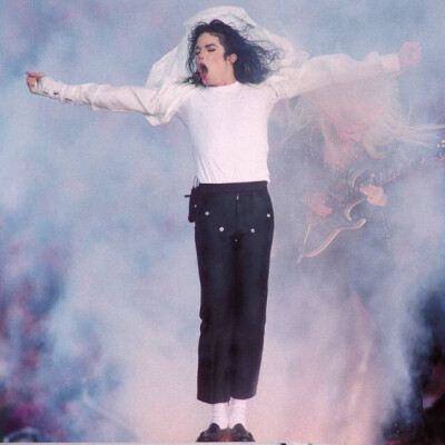 “MJ很喜欢非常王子般的优雅打扮”MJ的造型师Jill Klein曾说道。因此洁白飘逸的白衬衫、截短的西装裤以及经典的白袜都是MJ的最爱。