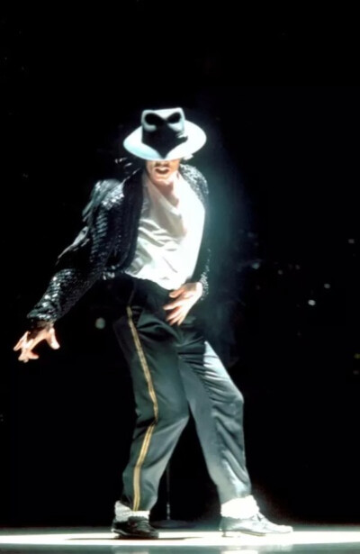 MJ经典舞蹈造型引发许多年轻流行明星争相模仿潮流