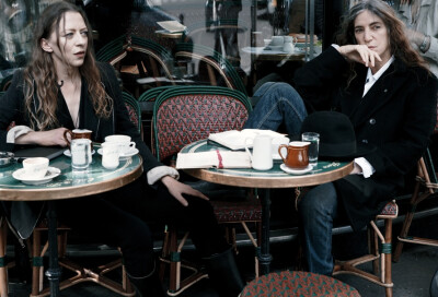 由著名摄影师Annie Leibovitz 为《VOGUE》美国版拍摄的Patti Smith 与设计师Ann Demeulemeester合照，黑白服饰与冷酷表情散发出的不羁与颓废感充斥着整个画面。
