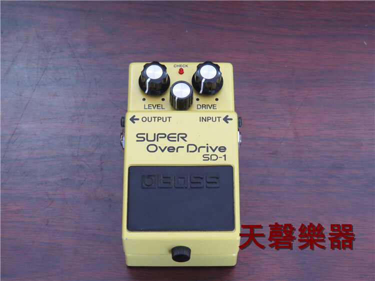 【天磬樂器】BOSS SD1 电吉他 超级过载单块 单块效果器 送电源 BOSS是单块效果器的引领者10000000块效果器的销量,并且这个数字还在不断迅速的扩大……BOSS是那些需要最好音色的音乐家的手选.无论是精心选择的部件,高品质的电路设计,还是坚固耐用的机体,BOSS精心的打造每一个细节.需要最专业的效果器么?BOSS无疑是最佳的选择.