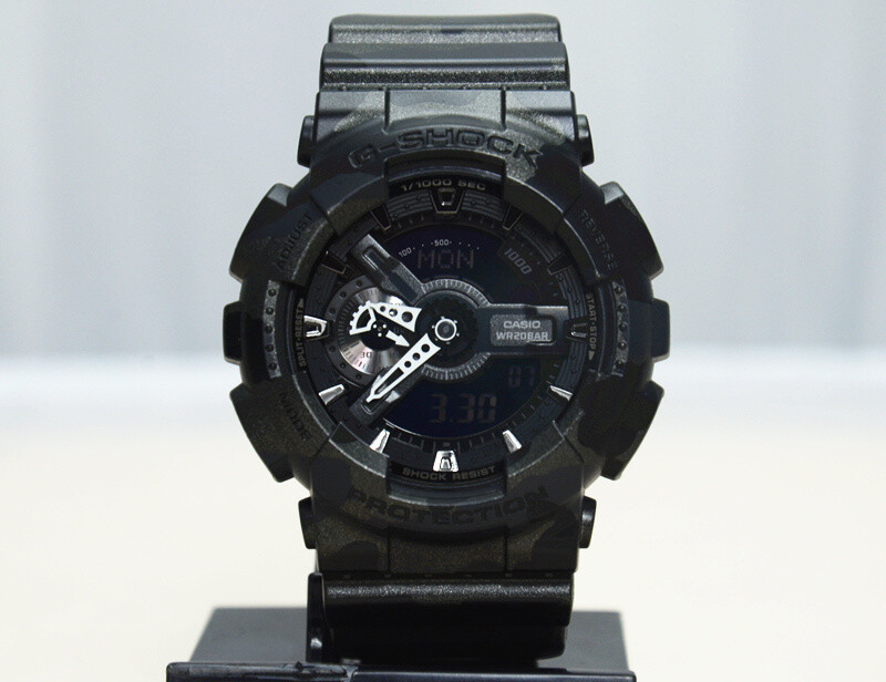 強悍潮流品牌CASIO G-SHOCK，引領潮流先驅推出G-SHOCK 軍事風迷彩系列錶款，人氣大錶徑110系列融合一貫玩酷形象，換上金屬迷彩新設計，大玩軍事風引爆每個男孩心中的戰鬥魂。全新印刷技術，於錶面、錶殼與錶帶以金屬黑、金屬綠設計迷彩紋路，完美展現叢林粗獷魅力。