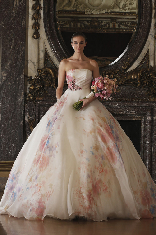 Romona Keveza Wedding Dresses Spring 2016。罗梦娜·奇威塔2016春季婚纱礼服。此季灵感来自洛克菲勒大厦中的花园和四十年代的美国电影演员。手工制作让婚纱礼服充满了人情味。每一件礼服都要经历长达十个月的制作才能完成。浪漫的花边蕾丝、羽毛蕾丝充满了梦幻感与体积感。传统的提花融合现代的设计显完美。整个系列收腰式设计显垂感，每一件婚纱的大裙摆是极具特色的充分立体张开。