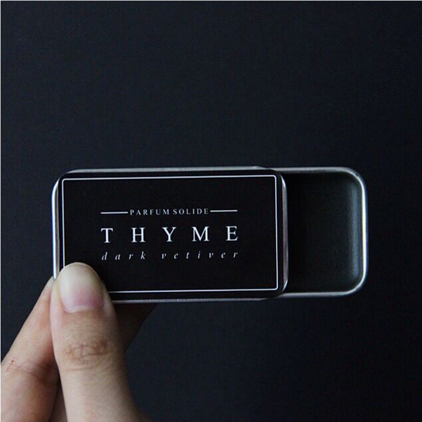 Thyme｜Dark Vetiver 黑色岩兰草 固体香膏，bigger爆棚的小众香。醇醇的雪茄味和深沉的大地气息，初闻的存在感十足且强烈，伴随身体的温度，仿佛让人感到一种根植大地的力量。