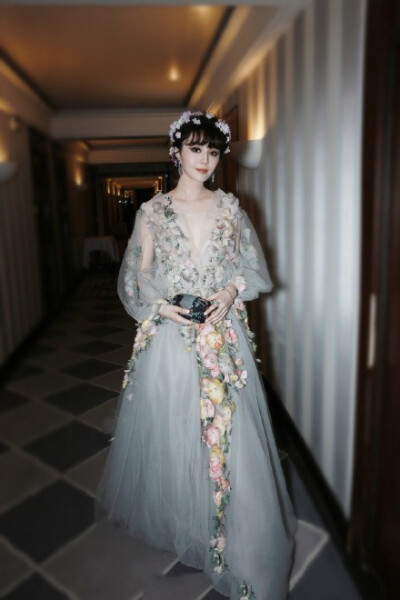 花团锦簇的Marchesa 2015 春夏高级成衣系列，范爷穿上也是美美哒。