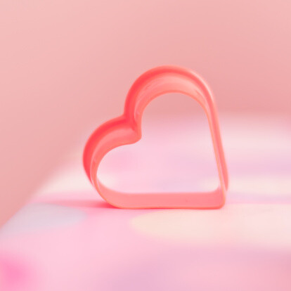 影棚拍摄,粉色,心型,摄影,彩色背景_129055338_Pink heart on pink background_创意图片_Getty Images China