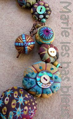 Beautiful puffy, wrapped fabric pillow beads. Source web site is in French.