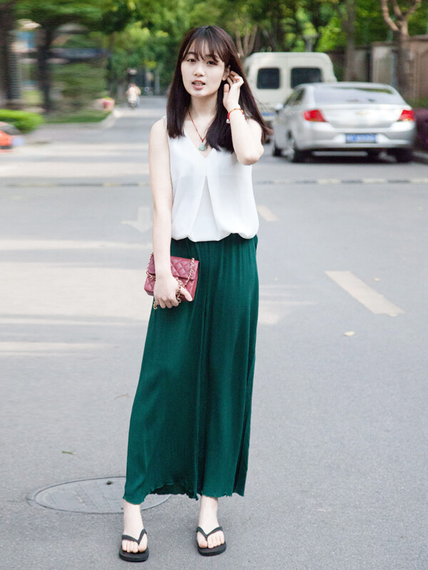 墨绿色的长裤搭配纯色的背心夏天的感觉真的来咯