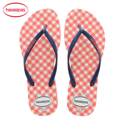 Summer in coming soon！来自巴西的品牌Havaianas，在色彩饱和的景象中寻找生活游戏的动力，它的人字拖是夏天的流行明星，是众多时尚达人的夏天必备单品之一。