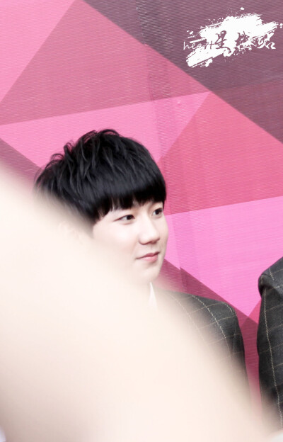 【王源 音乐风云榜】#TFBOYS三人同行##峥嵘十年 情深路长#灯火星星，人声杳杳，歌不尽乱世烽火。 cr：@TFBOYSHeart_星橙站