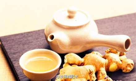 【生姜红茶,月瘦3-8斤】材料：红茶一包,去皮生姜三片,蜂蜜适量,热水冲泡.每天2-6杯,早餐前和淋浴之前必须饮用一杯,身体的作用增强,也意味着脂肪和老旧废物的燃烧以及排泄、排汗、利尿作用得到了增强.非常适合寒性体质的MM饮用,既减肥瘦身,还能调养身体.轻松减肥，月瘦8斤。