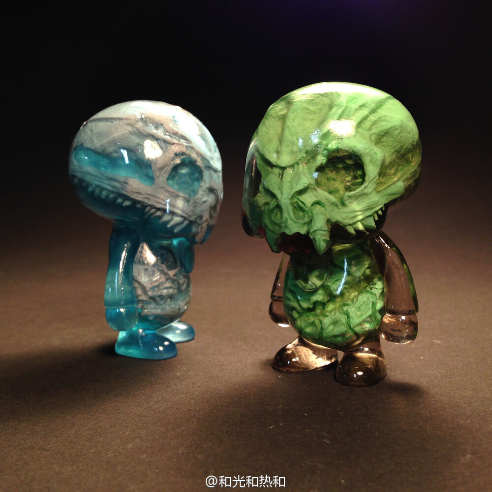 #雕塑# Scott Wilkowski把这些骨骼冻结在树脂之中，命名为“Infected Resin”