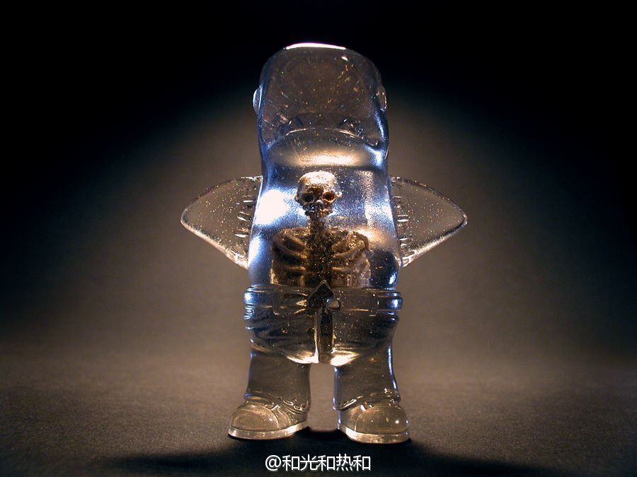 #雕塑# Scott Wilkowski把这些骨骼冻结在树脂之中，命名为“Infected Resin”