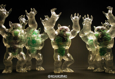 #雕塑# Scott Wilkowski把这些骨骼冻结在树脂之中，命名为“Infected Resin”